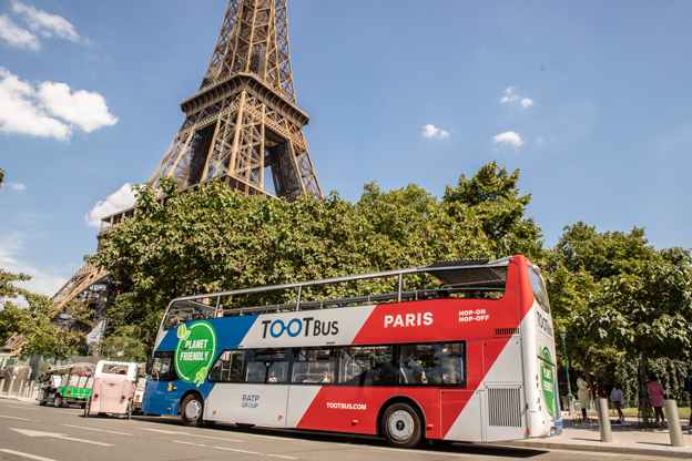 Tootbus Paris at the foot of the Eiffel Tower