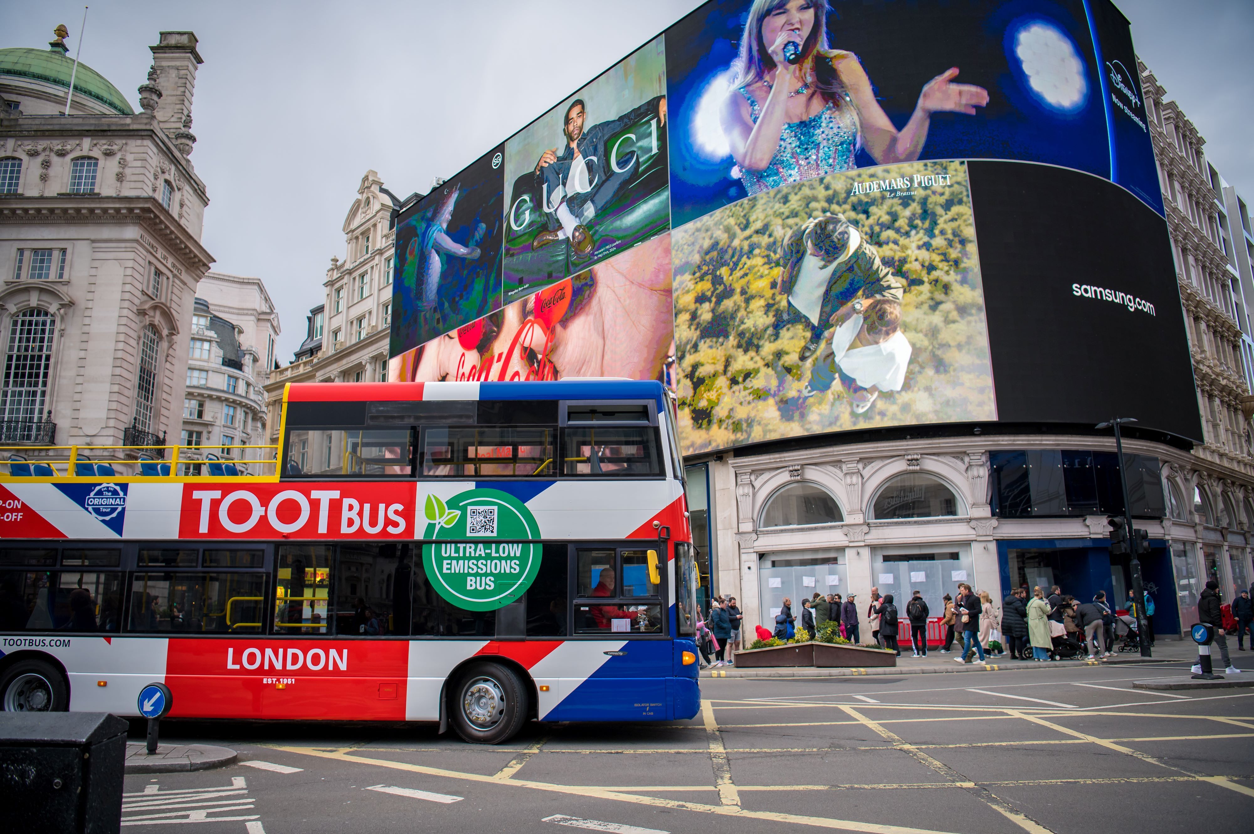 Tootbus in Piccadilly Circus