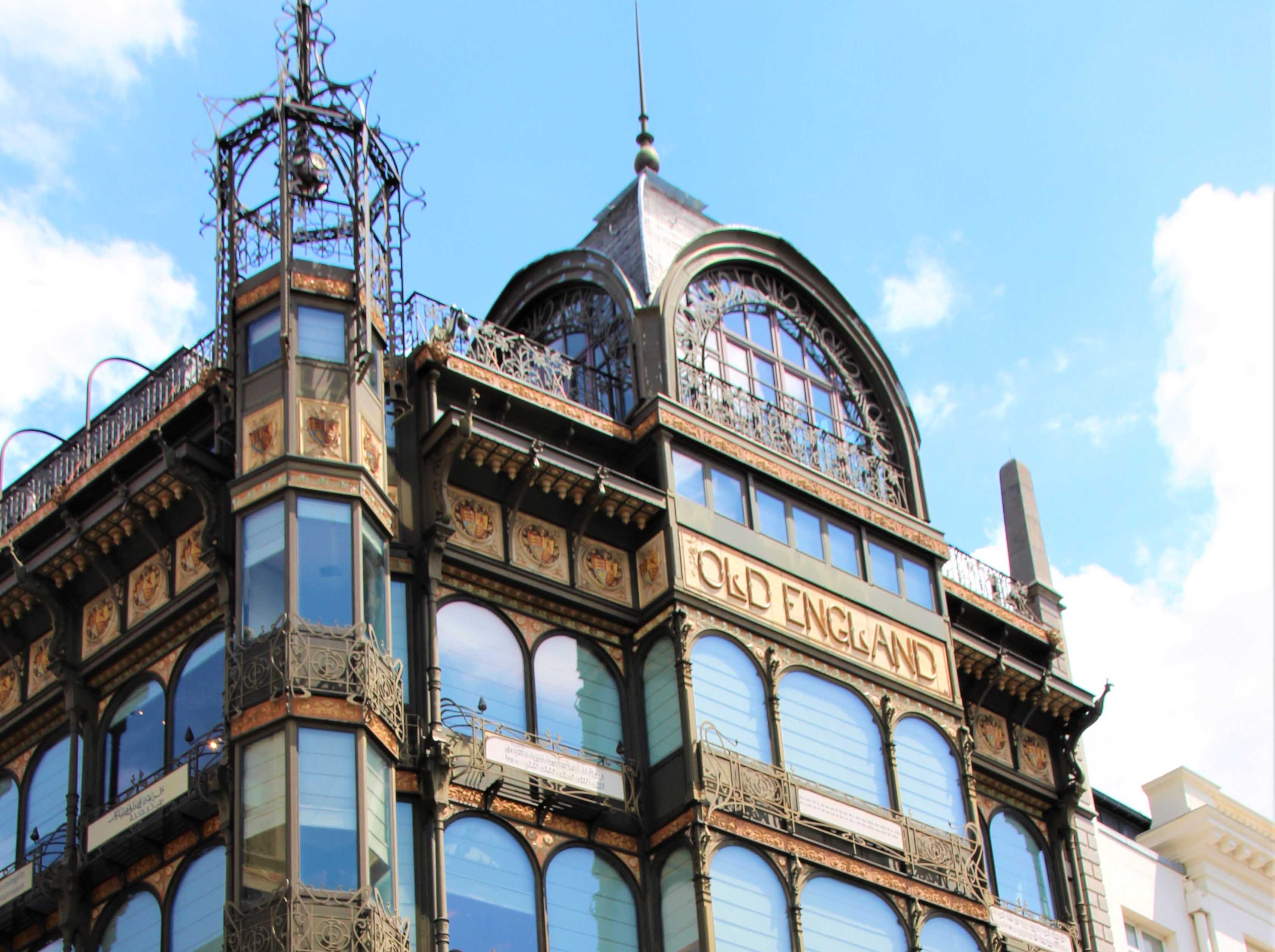Art nouveau ijzeren gevel van het Old England gebouw in Brussel.