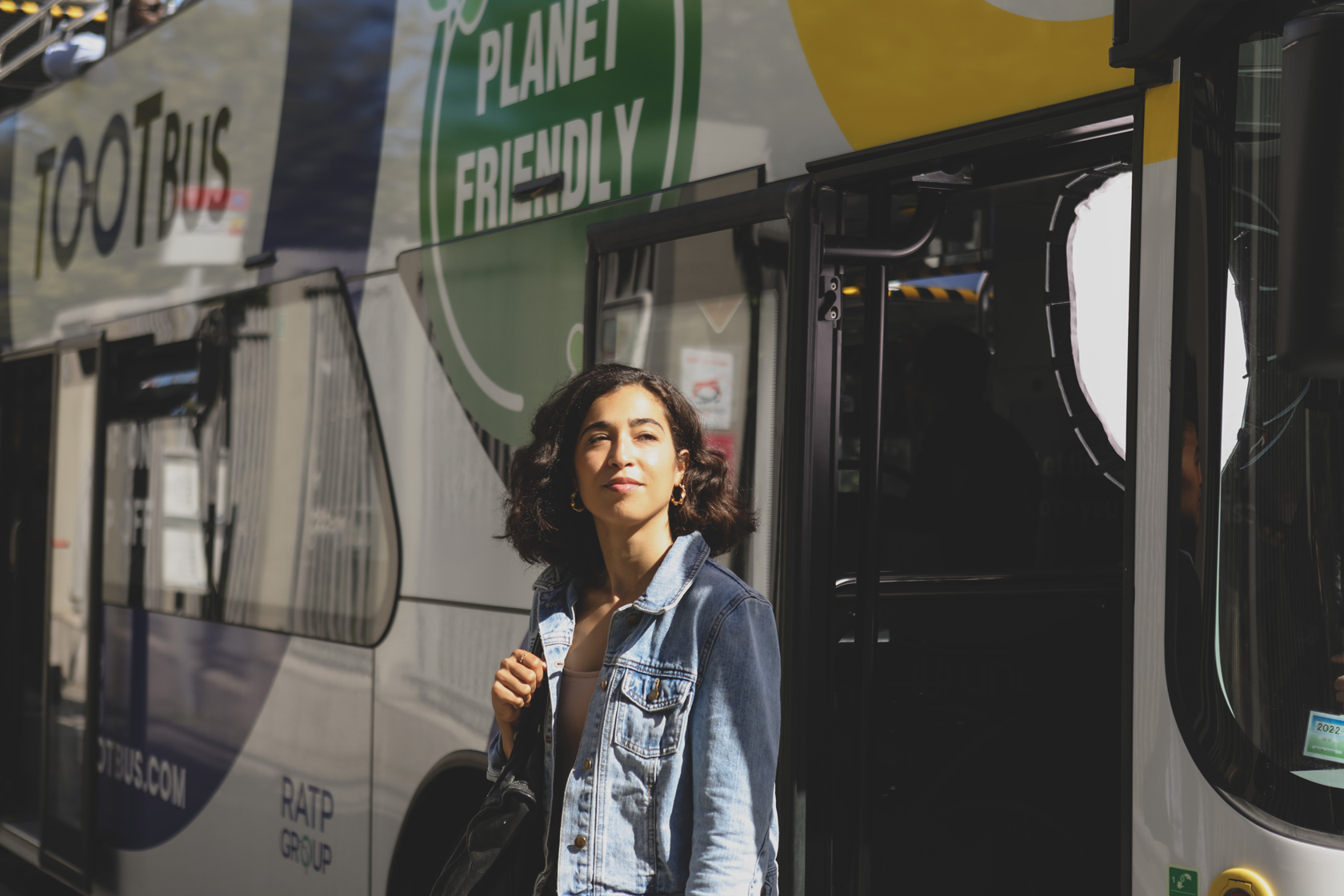 A woman on a Tootbus looks at a map in front of the Dynasty Monument in Laeken.