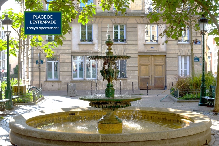 La fuente de la Place de l'Estrapade en París frente al edificio del apartamento de Emily en la serie Emily en París.