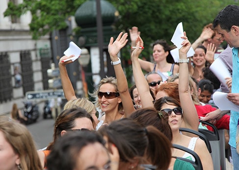 Ambiance de groupe et cohésion d'équipe lors d'un tour privé Tootbus Paris