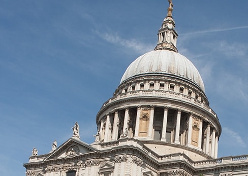 Gros plan sur le majestueux dôme blanc de la cathédrale Saint-Paul à Londres sous un ciel bleu clair.