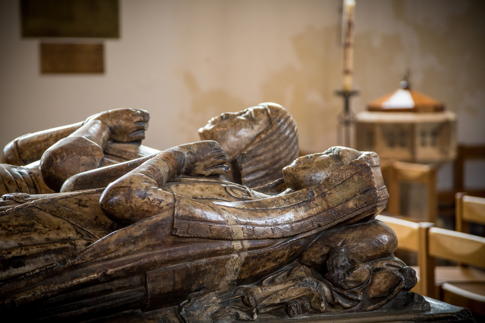 Plano de cerca de efigies sepulcrales de piedra tallada en la capilla de la Torre de Londres.