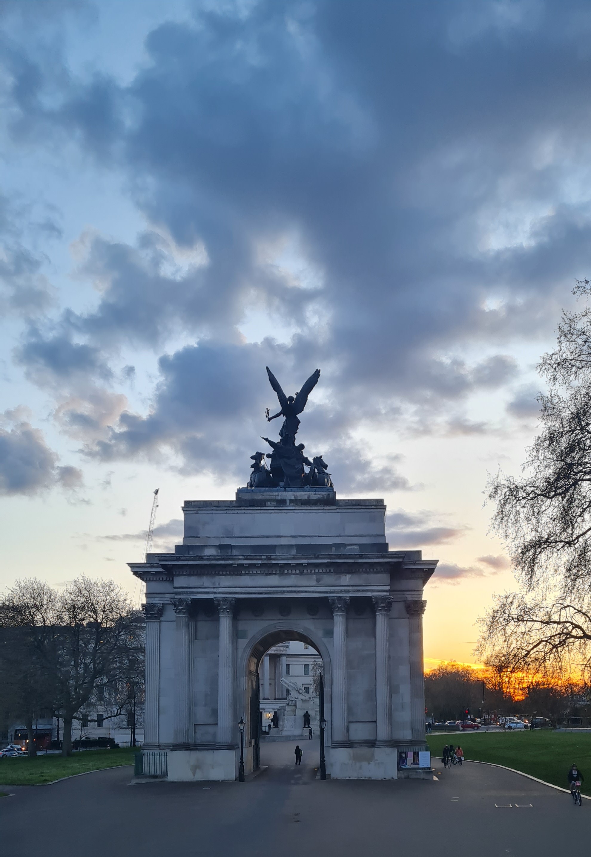 Vue frontale du Wellington Arch à Hyde Park Corner au coucher du soleil sous un ciel nuageux à Londres.