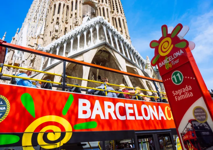 Sagrada familia and bus