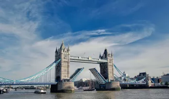 Footbridge in London Opens Like a Fan